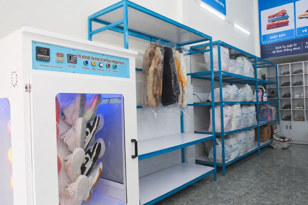 Mặt tiền và bên trong cửa hàng (2/3)